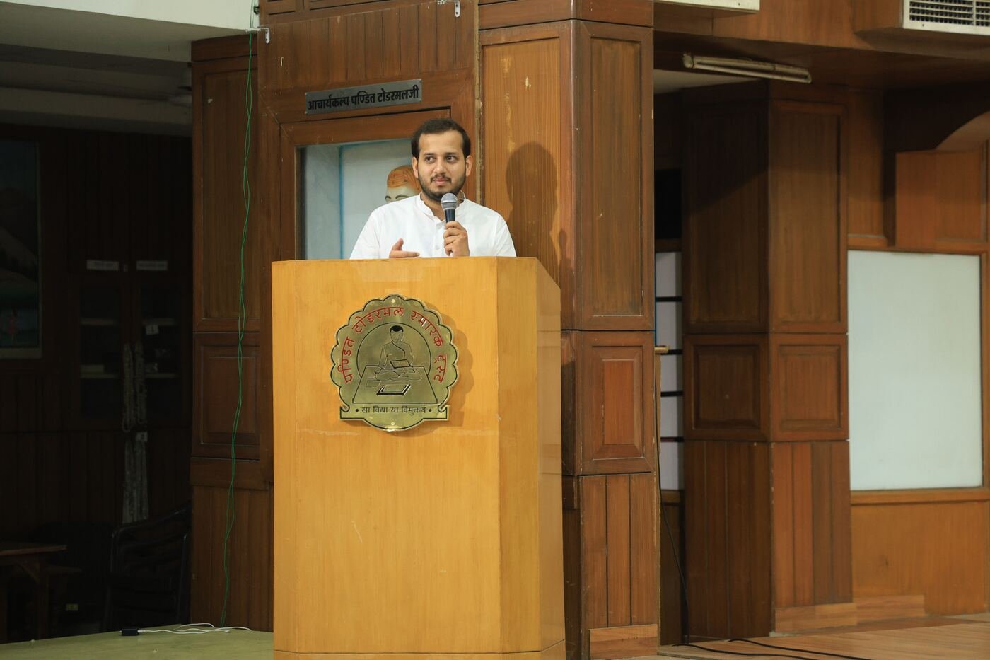 Certificate distribution moment
